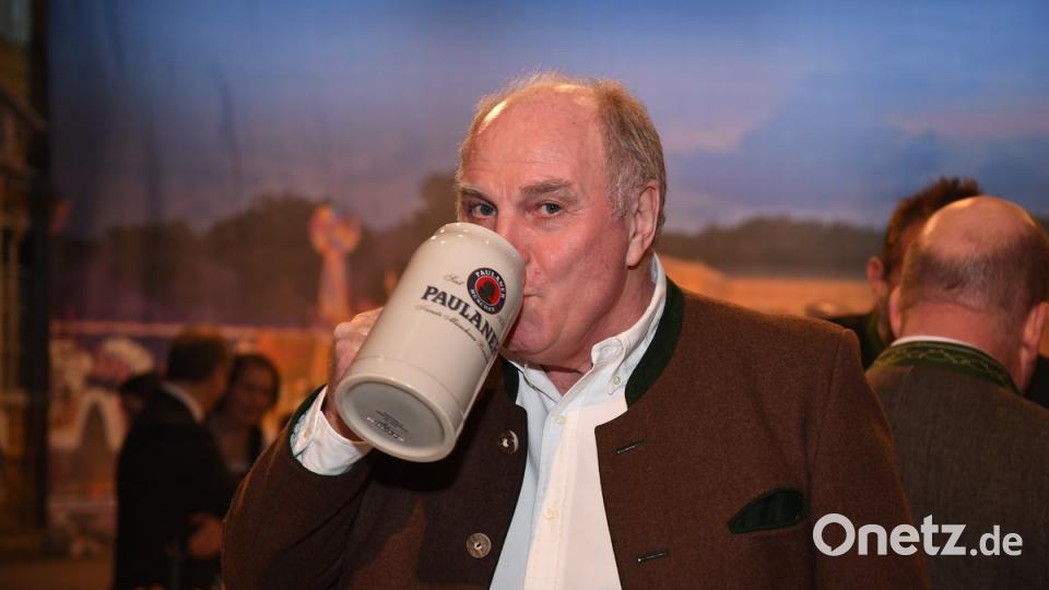 Fußballfunktionär Uli Hoeneß trinkt beim traditionellen &quot;Politiker-Derblecken&quot; am Münchner Nockherberg eine Maß Bier. Foto: Matthias Balk/dpa dpa