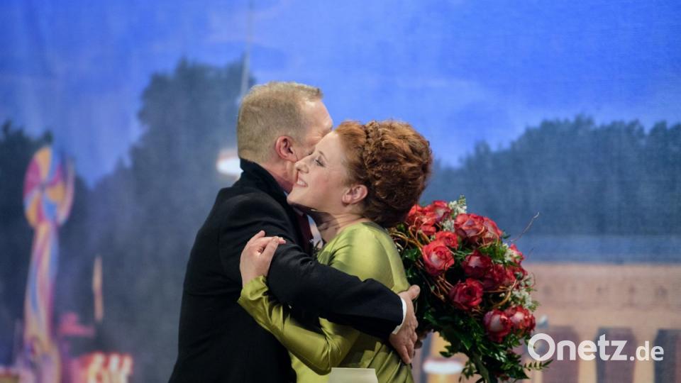 Paulaner-Geschäftsführer Andreas Steinfatt verabschiedet sich beim traditionellen &quot;Politiker-Derblecken&quot; am Münchner Nockherberg von der Schauspielerin Luise Kinseher. Matthias Balk/dpa dpa