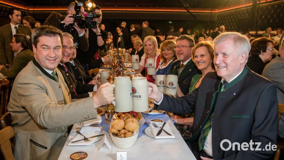 Der designierte Ministerpräsident, Finanzminister  Markus Söder (CSU, links) und der amtierende Landesvater Horst Seehofer (CSU) stoßen beim traditionellen &quot;Politiker-Derblecken&quot; am Münchner Nockherberg an. Rechts neben Söder sitzt Innenminister Joachim Herrmann (CSU), links neben Seehofer sitzt seine Frau Karin. Foto: Matthias Balk/dpa dpa
