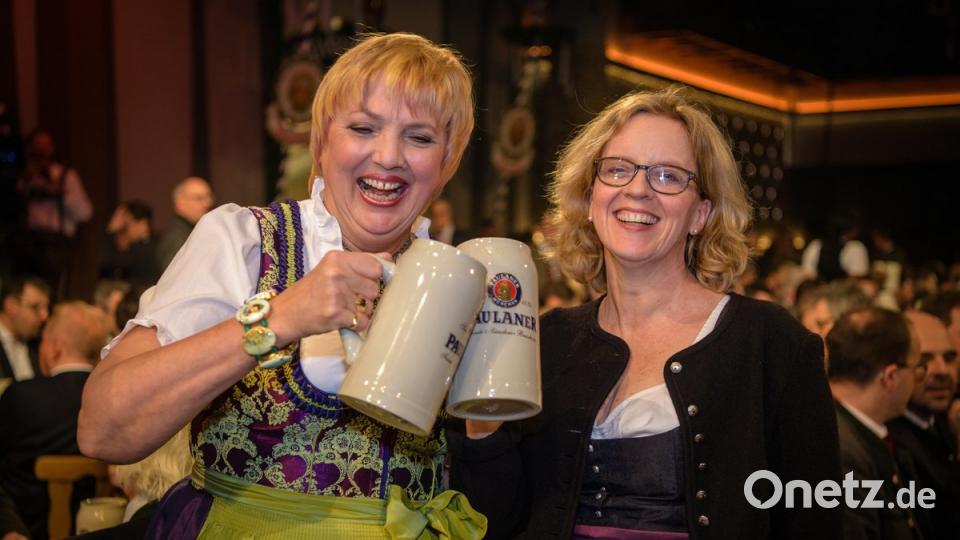 Claudia Roth (Bündnis 90/Die Grünen, links) und Natascha Kohnen, SPD-Landesvorsitzende in Bayern, stoßen beim traditionellen &quot;Politiker-Derblecken&quot; am Nockherberg  an.  Foto: Matthias Balk/dpa dpa