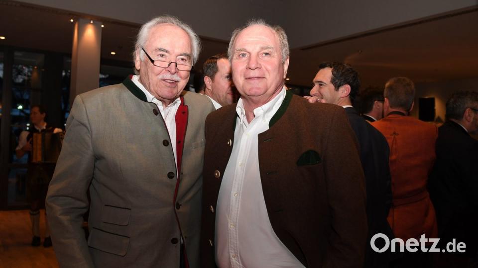 Karikaturist Dieter Hanitzsch und Fußballfunktionär Uli Hoeneß (rechts) kommen zum traditionellen &quot;Politiker-Derblecken&quot; am Münchner Nockherberg.  Foto: Matthias Balk/dpa dpa