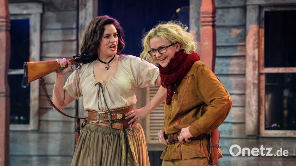 Angela Ascher als Ilse Aigner (l) und Nikola Norgauer als Natascha Kohnen stehen während des Singspiels beim traditionellen &quot;Politiker-Derblecken&quot; am Münchner Nockherberg auf der Bühne. Foto: Matthias Balk/dpa dpa