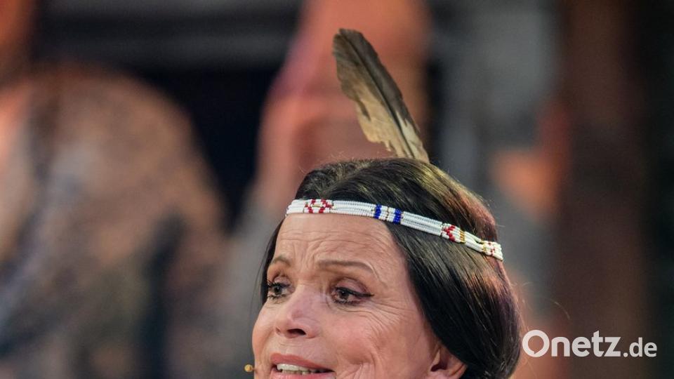 Uschi Glas als Apanatschi steht während des Singspiels beim traditionellen &quot;Politiker-Derblecken&quot; am Münchner Nockherberg auf der Bühne. Foto: Matthias Balk/dpa dpa
