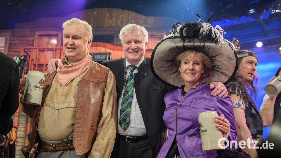 Horst Seehofer (CSU, M), Ministerpräsident von Bayern, steht mit seinem Double Christoph Zrenner (l) und Antonia von Romatowski als Angela Merkel nach dem Singspiel beim traditionellen &quot;Politiker-Derblecken&quot; am Münchner Nockherberg auf der Bühne. Foto: Matthias Balk/dpa dpa