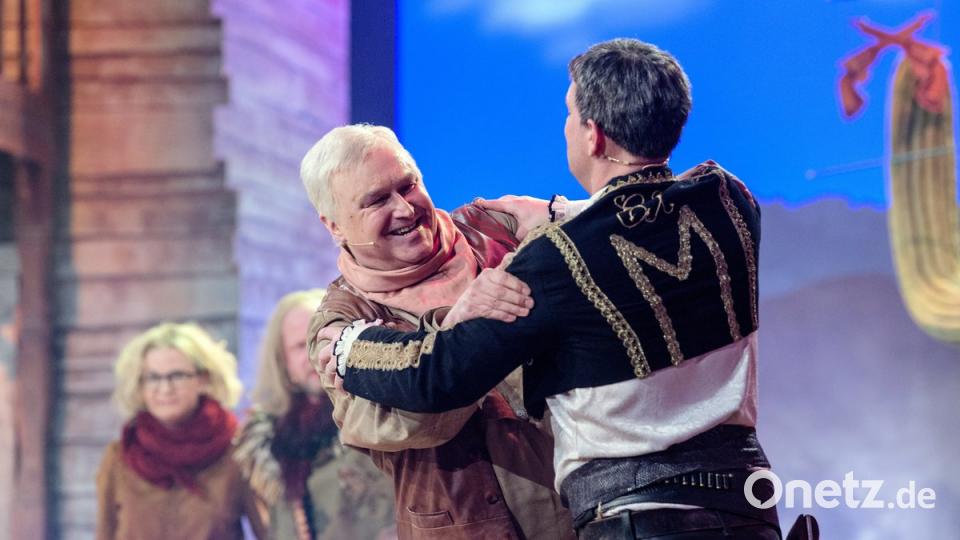 Stephan Zinner als Markus Söder (r) und Christoph Zrenner als Horst Seehofer stehen während des Singspiels beim traditionellen &quot;Politiker-Derblecken&quot; am Münchner Nockherberg auf der Bühne. Foto: Matthias Balk/dpa dpa
