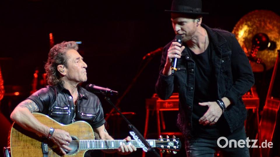 Peter Maffay (links, zusammen mit Peter Oerding) spielt am Samstag auf seiner &quot;Unplugged&quot;-Tour in der ausverkauften Nürnberger Arena eines seiner besten Live-Konzerte. 	Bild: Kunz