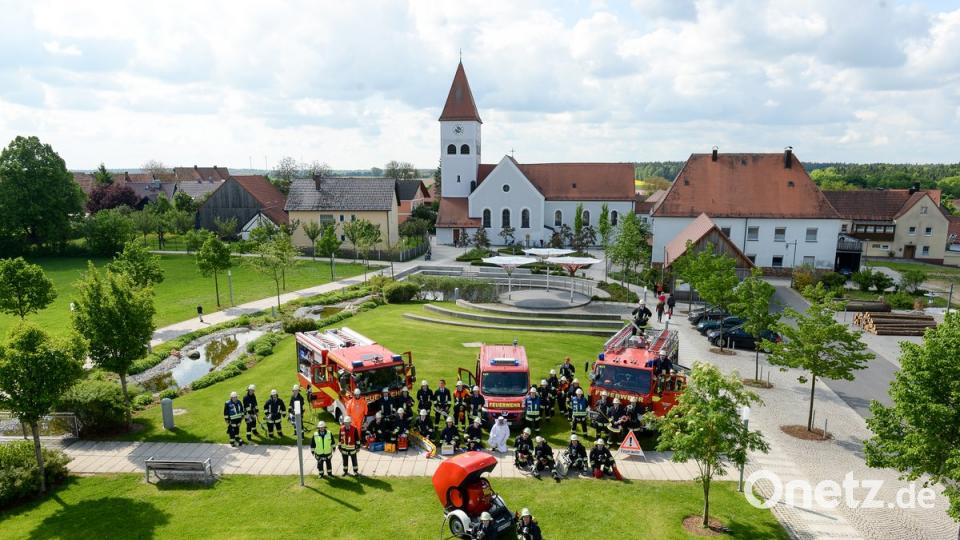 Die Freiwillige Feuerwehr Ursensollen 2017. Im Juni traf man sich, um nach 13 Jahren wieder ein gemeinsames Gruppenbild der aktiven Wehr zu machen. Das Motiv ist ebenfalls auf den neuen Geschenkkrügen der Wehr abgedruckt.