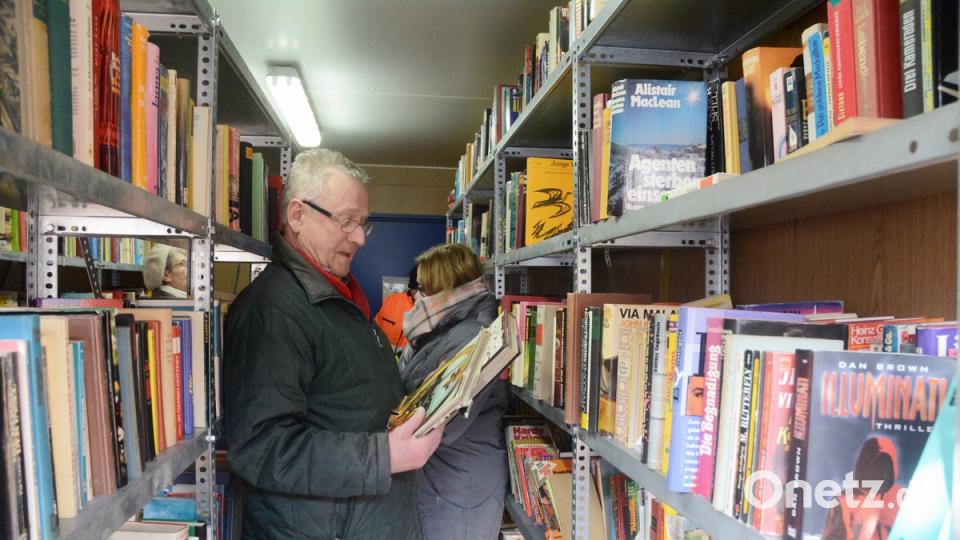 Bücher und Porzellan tauschen kann man im Bücher-Container am Bauhof in Weiden. Der Service ist kostenlos. 	Bild: Gabi Schönberger