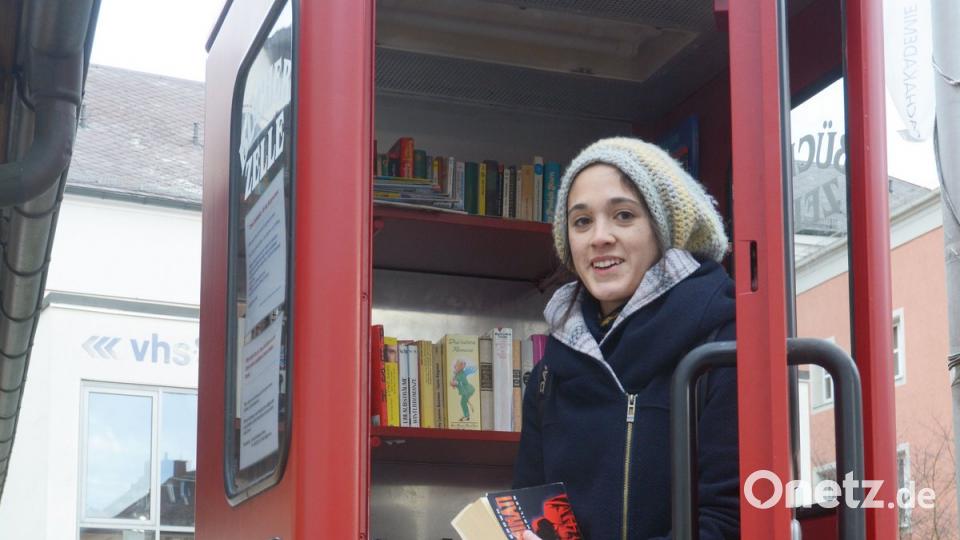 Karin Köllen (30) freut sich über die Möglichkeit, aus der „Bücher-Zelle“ vor der Volkshochschule in Weiden Lesestoff mitnehmen zu können. Und sie gehört auch zu den Nachfüllern. Gabi Schönberger