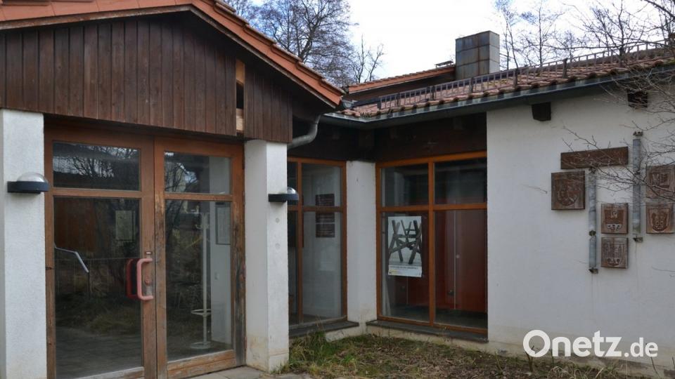 Das Badehaus hat schon bessere Zeiten gesehen. Die Initiative der drei Künstlerinnen könnte dem Objekt zu neuem Glanz verhelfen. 	Bild: pz