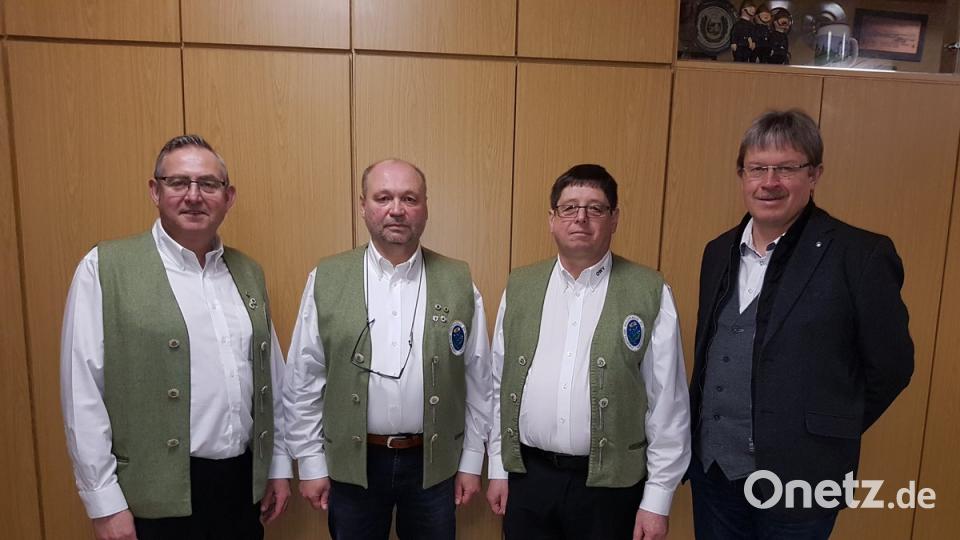 Der neue Kassier 
(von links): 1. Vorsitzender Bernd Schwamberger; Kassier Josef Hecht, Dritter Bürgermeister Alfred Wolf.