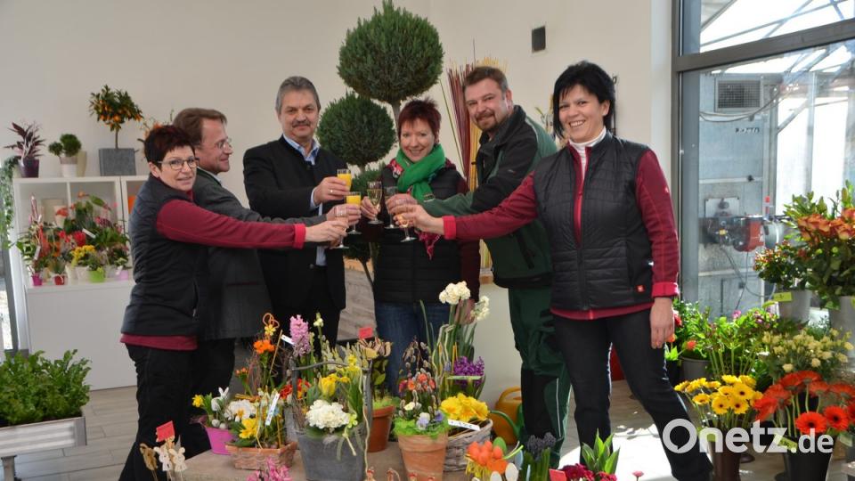 Neuer Blumenladen an bewährter Stelle. Florist Claus Gartner (Zweiter von rechts) eröffnete zusammen mit seinen Angestellten einen neuen Blumenladen auf dem Gärtnereigelände hinter der Burg. Seine Ideen gehen aber noch weiter. Dekan Alexander Hösl und Bürgermeister Andreas Wutzlhofer (Zweiter und Dritter von links) stießen auf den Erfolg an.