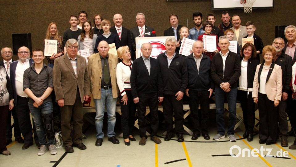 Der TSV Schwandorf ehrte langjährige Mitglieder, verdiente Funktionäre und erfolgreiche Sportler. 	Bilder: Hirsch (2)