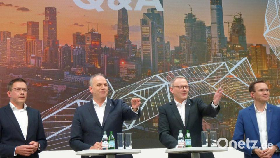 Bitteschön, die nächste Frage:  Jürgen Stackmann (Zweiter von links), Stephan Wöllenstein (Dritter von links) und Michael Martin Mayer stellen sich in Peking  der internationalen Motorpresse. Bild: bz