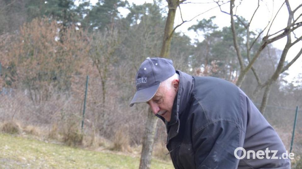 Schwerstarbeit für Gottes Lohn: Mit Bohrhammer und Schaufel heben Josef oder Helga Gebhardt die Tiergräber aus.

	Bild: hcz