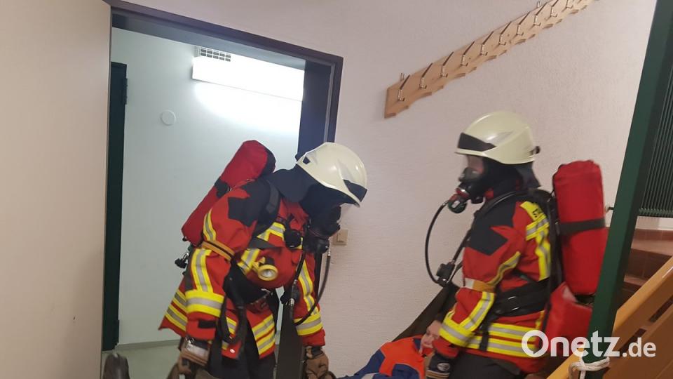Eine Person muss mit einem Tragetuch aus einem Obergeschoss gerettet werden. Aufgrund eines angenommenen Gasaustritts müssen dies Atemschutzträger durchführen. Der Rückzugsweg wird mit einer Leine gesichert. Nach der Rettung aus dem Gefahrenbereich muss der &quot;Patient&quot; in Stabile Seitenlage gebracht werden. Fortlaufend sind Rückmeldungen per Funk zu tätigen.