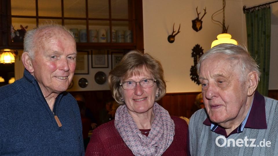Aus gesundheitlichen Gründen legen Karl Zeitler (rechts) nach 30 Jahren und Ludwig Lang (links) nach 40 Jahren ihre Vorstandsposten nieder. Geehrt wurde ebenso Rosalinde Hera-Mack (Mitte).