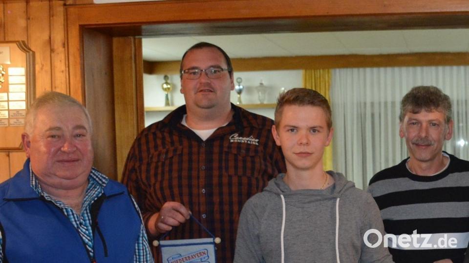 Vorsitzender Helmut Kopp gratulierte Daniel Kopp, Patrick und Michael Prechtl (von links) zu ihren überregionalen Erfolgen.	Bild: ak