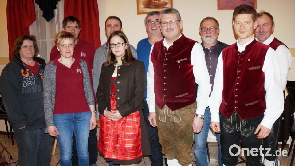 Vorstand Georg Bergschneider (Vierter von rechts) freut sich darauf, mit der neu gewählten Vorstandschaft für die nächsten zwei Jahre die Geschicke des Musikvereins weiter lenken zu dürfen. Bürgermeister Hans Graßl (Dritter von rechts) dankte für die Übernahme der Ämter.