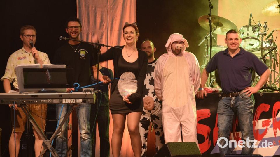 Vorstand Tobias Vogel (Zweiter von links) bei der Versteigerung des &quot;wilden Kätzchens&quot;. Das &quot;Suggerl&quot; und die &quot;Kouh&quot; hatten bereits die Versteigerung durchstanden.