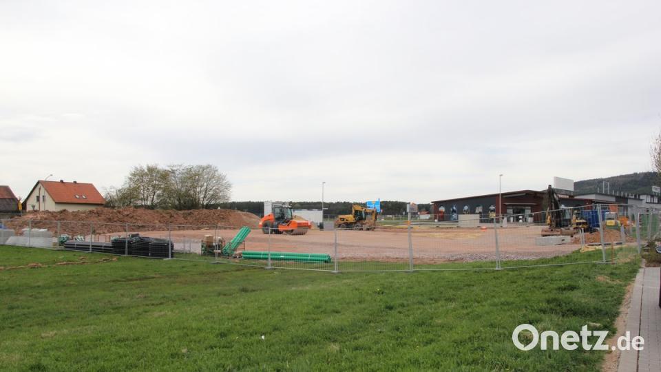 Auf diesem Areal in Trisching entsteht seit Anfang April die neue HEM-Tankstelle. Ab Juli kann hier getankt werden. 	Bilder: ral (2)