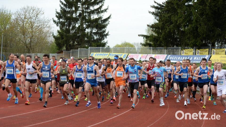 Start des Halbmarathons in Amberg im FC-Stadion und zugleich der bayerischen Meisterschaft. Mit 298 Teilnehmern verzeichnete das Rennen deutlich mehr Läufer als im vergangenen Jahr.	Bild: brü