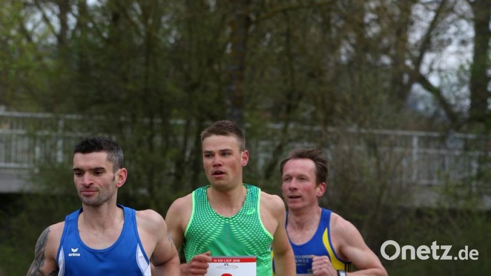 Leopold Grimm (Mitte) von CIS Amberg gewann den 10-Kilometer-Lauf.	Bild: Kiefner