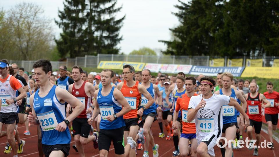 Start des Halbmarathons in Amberg und zugleich der Bayerischen Meisterschaft. Andreas BrÃ¼ckmann