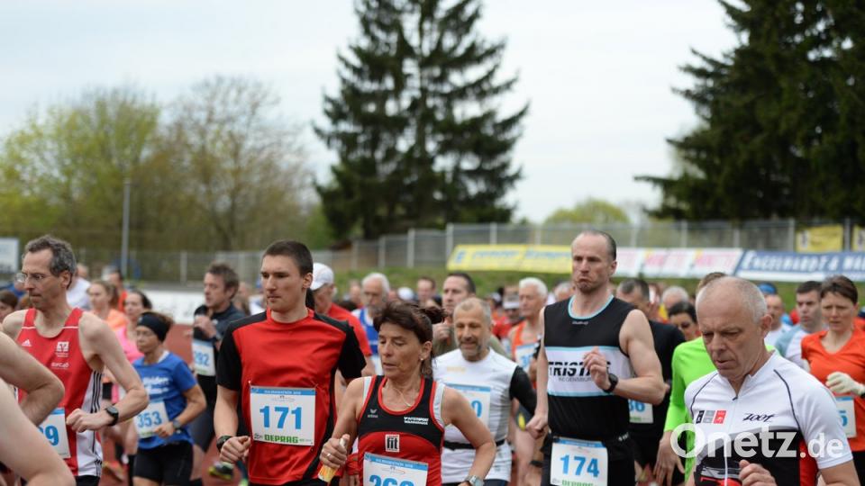 Start des Halbmarathons in Amberg und zugleich der Bayerischen Meisterschaft. Andreas BrÃ¼ckmann