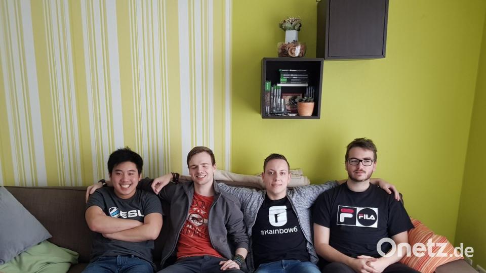 Für sie ist Computerspielen vor allem Spaß: Vier von sieben Mitglieder des Amberger E-Sport-Teams Bavarian.	Bild: exb