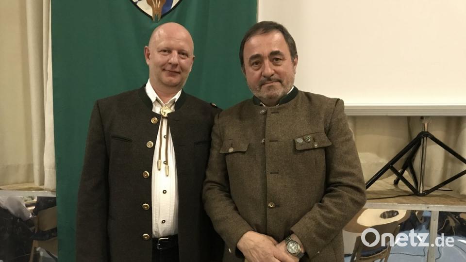 Theo Margeth (links) übernimmt die Leitung der Bläsergruppe Windischeschenbach von Otto Uhl.