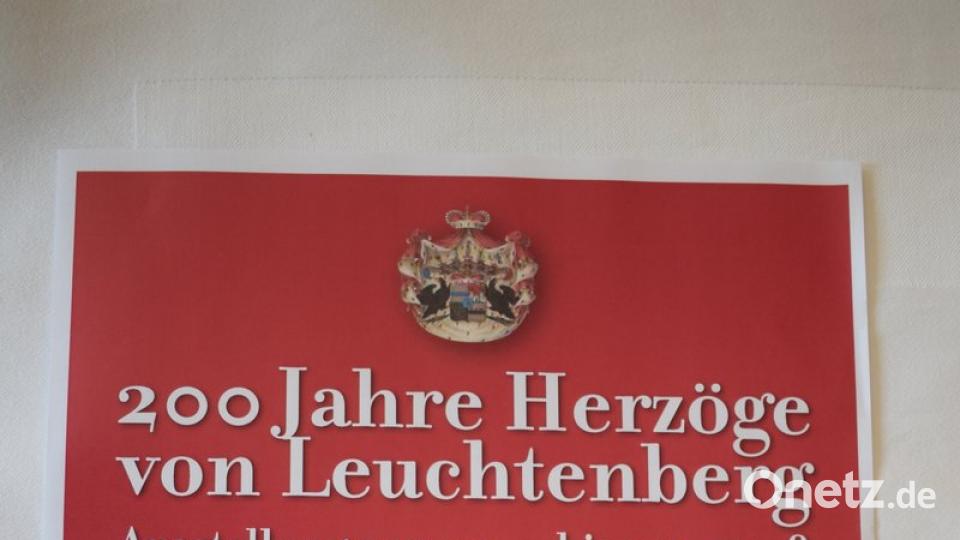 Das offizielle Plakat weist auf die Ausstellung hin.
