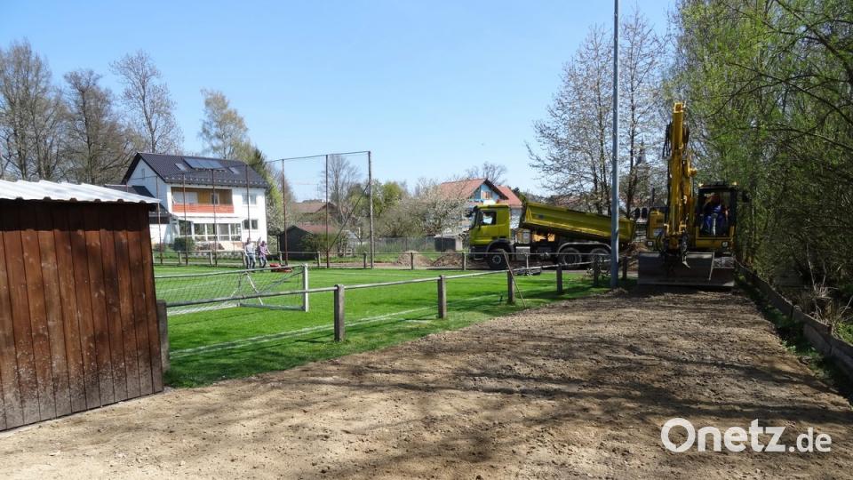 120 Tonnen eines Gestein-Sand-Gemischs verbaut das SV-Montagsteam, um die Zufahrt zum Züchterheim und zur Ausstellungshalle wieder in einen ordentlichen Zustand zu versetzen. 	Bild: ak