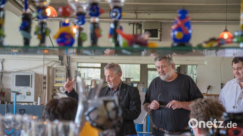 Kennen sich seit über 30 Jahren. Professor Lenhart (li) und der Glasmacher Xaver Hofmeister