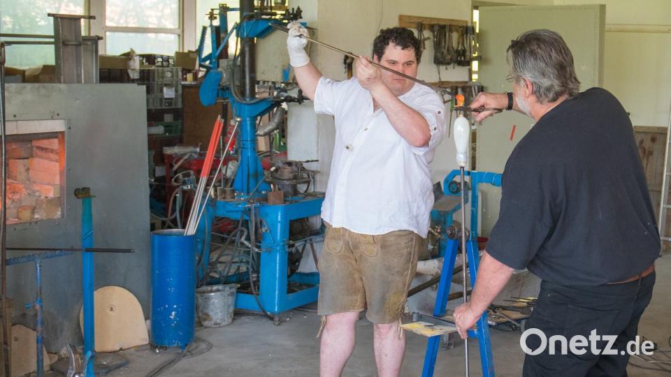 Vater und Sohn Hofmeister zeigen den Studenten erst mal wie es gemacht wird