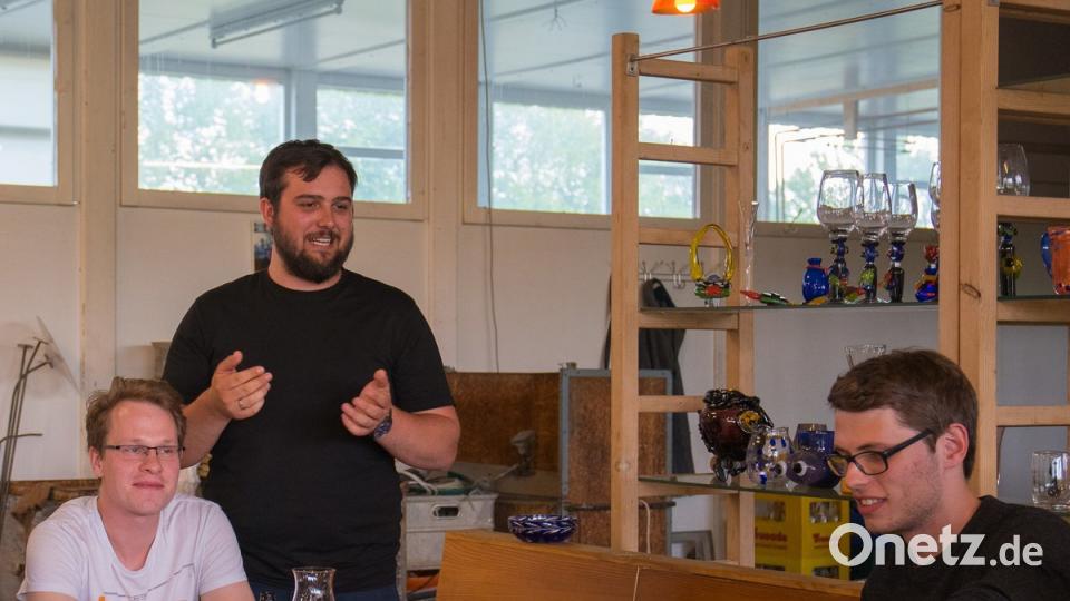 Luca Fürst hält eine Stegreif Laudatio auf seinen scheidenden Professor