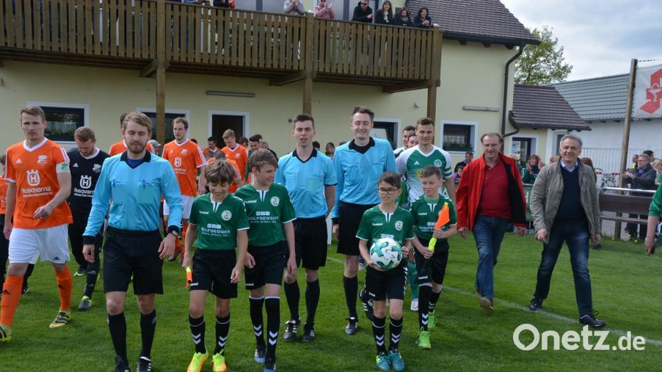Mit den Landesligafußballern des SV Mitterteich durften Schüler des örtlichen Förderzentrums am Dienstag auf das Spielfeld marschieren. Mit dabei waren auch (von rechts) Bürgermeister und Lebenshilfe-Vorsitzender Roland Grillmeier sowie Lebenshilfe-Geschäftsführer Berthold Kellner. 	Bild: jr
