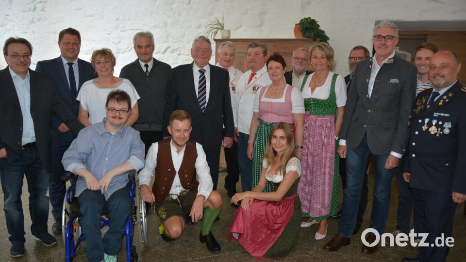 Seinen 80. Geburtstag feierte am Montag Klaus Hertwig (stehend, Fünfter von links). Wegen seiner Verdienste wurde der jahrzehntelange und noch immer amtierende Vorsitzende des Fleischergehilfenvereins Tirschenreuth zum Ehrenvorsitzenden ernannt. Neben der Familie waren zahlreiche Freunde, Bekannte und ehemalige Berufskollegen zur Feier ins Haus St. Joseph nach Waldsassen gekommen.	Bild: jr