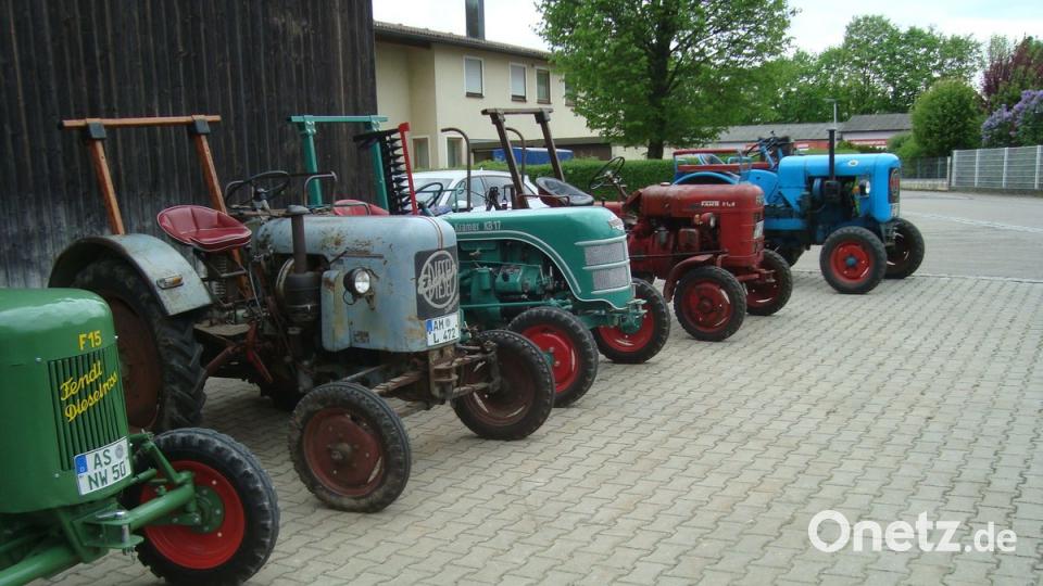 17 alte Schlepper tuckerten am Lagerhaus in Ursensollen vor und weckten nostalgische Erinnerungen