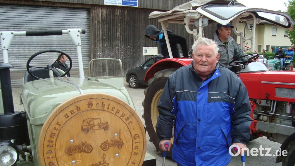 Rudolf Kuhn aus Ursensollen hatte seine Schlepper-Freunde nach Ursensollen eingeladen.