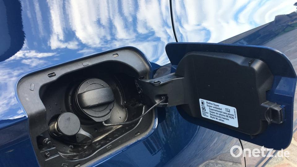 Zwei Einfüllstutzen unter der Tankklappe: für Super und Erdgas. Bild: bz