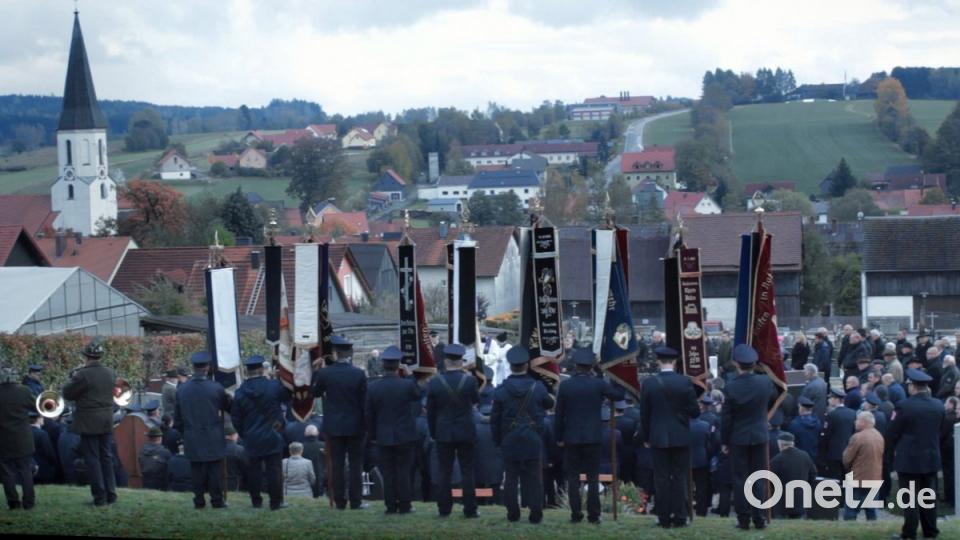 Der Tod ist in der Doku immer wieder Thema. Deshalb zeigt die Regisseurin auch Bilder von Beerdigungen. Außerdem gibt sie einen Einblick in das Leben der veganen Kommune, die sich vor einigen Jahren in Schönsee angesiedelt hat.