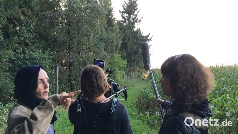 Pauline Roenneberg (links) drehte für ihre Doku &quot;Früher oder später&quot; drei Jahre lang in Schönsee. 	Bilder: exb (4)