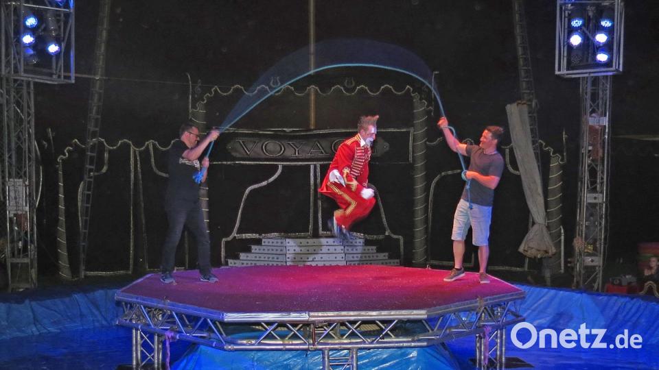 Clown Sepp beim Seilspringen mit Zuschauern - und die Gänse im Wasser schauen zu.	Bilder: rdo (3)