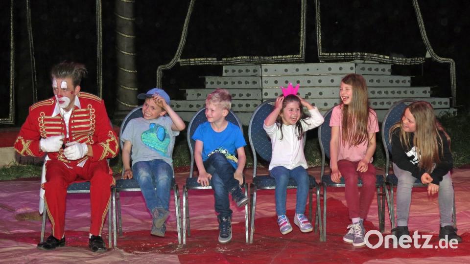 Mitmachzirkus: Die Kinder haben Spaß mit Clown Sepp und dem Spiel Reise nach Jerusalem. Bild: Dobmeier