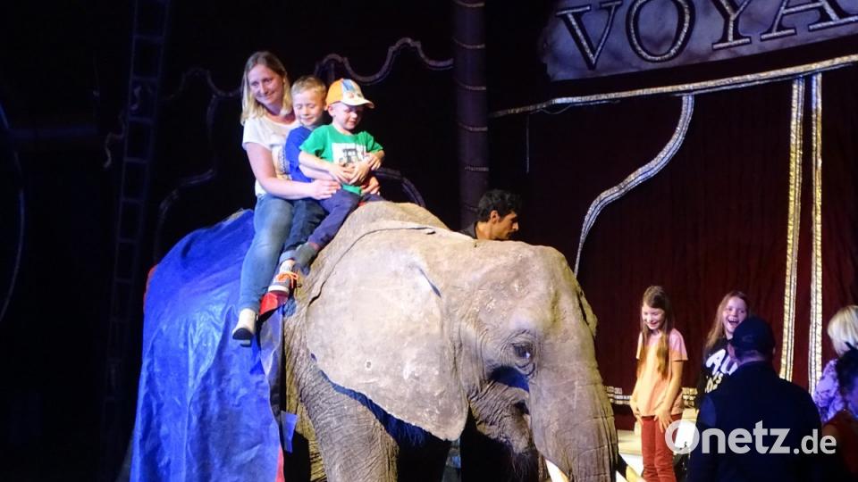Wagemutiger Elefantenritt mit Familie. Bild: Dobmeier