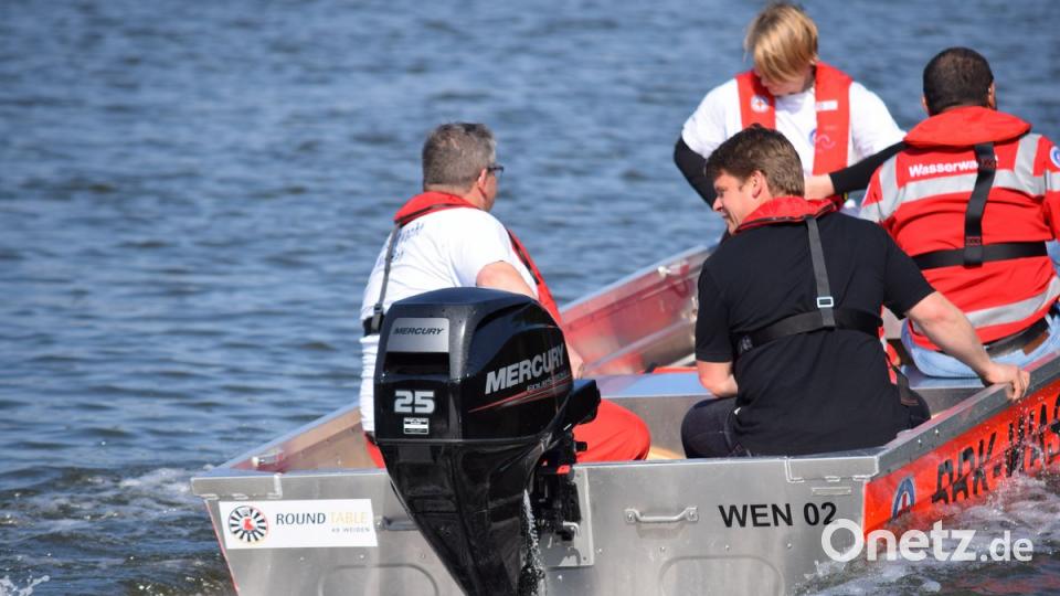 Am linken Heck des Boots ist der &quot;Spender&quot; erkennbar. Benjamin Zeitler (mit schwarzem t-Shirt) überzeugte sich persönlich davon, dass das Boot gut im Wasser liegt.