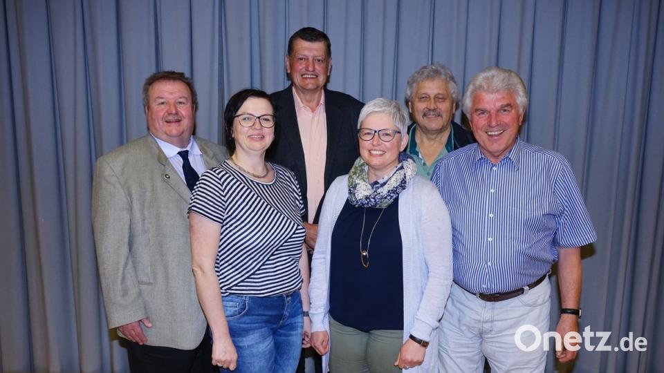 Aus der Vorstandschaft wurden verabschiedet (v.li) Simon Strähl, Sandra Schieder, Franz Ziegelmeier, Evi Schanderl, Richard Kindl, Hermann Beer