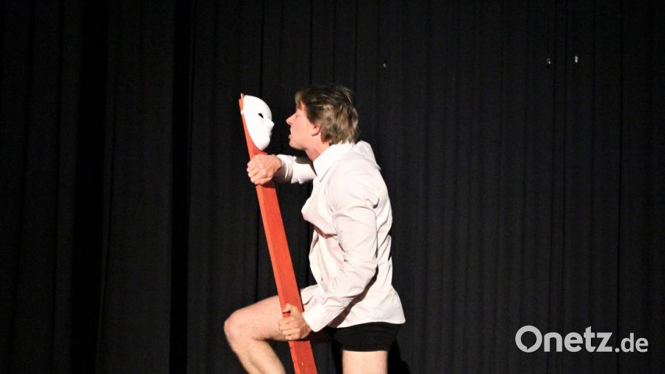 Romeo bekämpft im trunkenen Zustand seine Widersacher und ist kurz davor seinen Körper zu entblösen. (Bild: dwi)