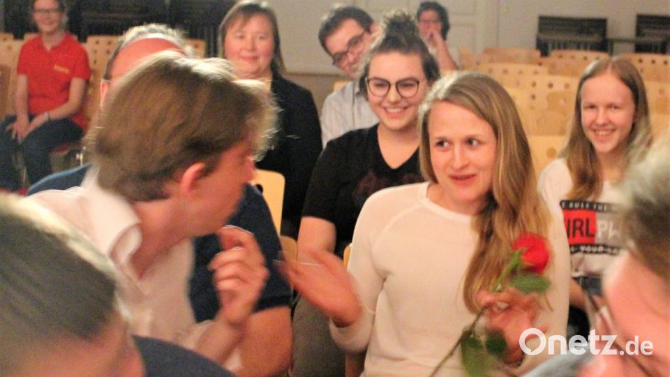 "Aber ich bin vergeben," sagt Astrid aus dem Publikum - dennoch gibt sie dem Bachelor nicht die Rose zurück. (Bild: dwi)